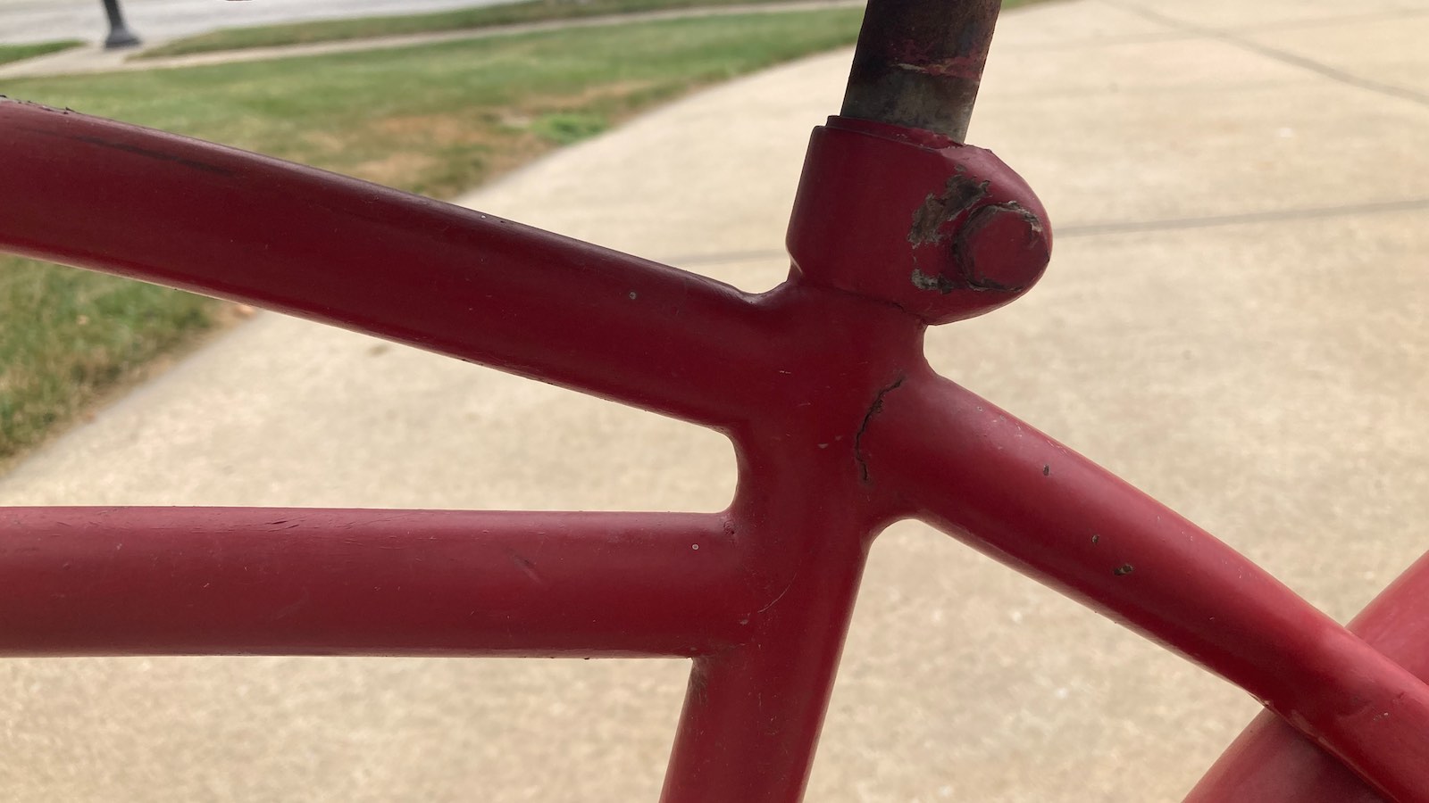 I really like the filet-brazed frame and the unusual seatstay and chainstay arrangement. I was less thrilled to discover a possible crack by the seat clamp.